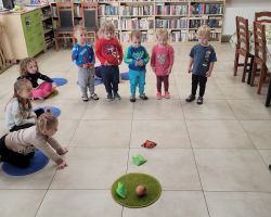 zdjęcia dzieci podczas zajęć bibliotecznych