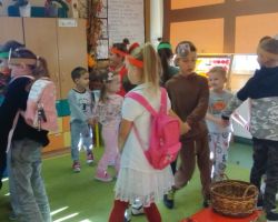 zdjęcia dzieci podczas obchodów dnia postaci z bajek
