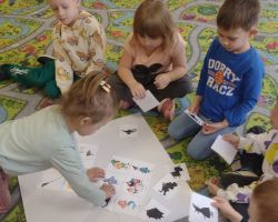 zdjęcia dzieci podczas obchodów dnia postaci z bajek