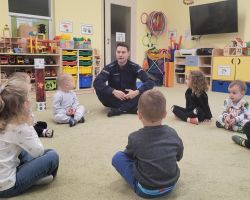 zdjęcia dzieci podczas spotkania z policjantem