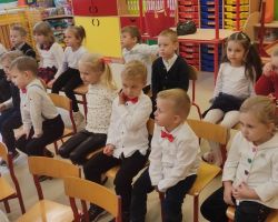 zdjęcia dzieci, nauczycieli i muzyków podczas patriotycznej audycji muzycznej