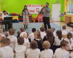 zdjęcia dzieci, nauczycieli i muzyków podczas patriotycznej audycji muzycznej