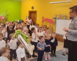 zdjęcia dzieci, nauczycieli i muzyków podczas patriotycznej audycji muzycznej