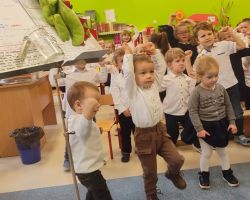 zdjęcia dzieci, nauczycieli i muzyków podczas patriotycznej audycji muzycznej