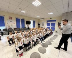 zdjęcia dzieci, nauczycieli i muzyków podczas patriotycznej audycji muzycznej