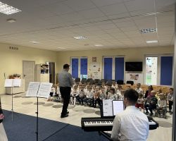 zdjęcia dzieci, nauczycieli i muzyków podczas patriotycznej audycji muzycznej