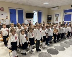 zdjęcia dzieci, nauczycieli i muzyków podczas patriotycznej audycji muzycznej