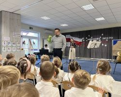 zdjęcia dzieci, nauczycieli i muzyków podczas patriotycznej audycji muzycznej