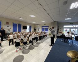 zdjęcia dzieci, nauczycieli i muzyków podczas patriotycznej audycji muzycznej