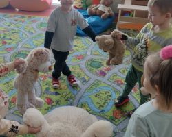 zdjęcia dzieci podczas obchodów dnia pluszowego misia