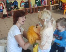 zdjęcia dzieci i kynoterapeuty podczas dogoterapii