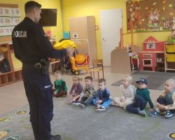 zdjęcia dzieci podczas spotkania z policjantem
