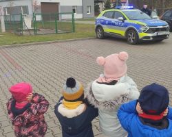 zdjęcia dzieci podczas spotkania z policjantem