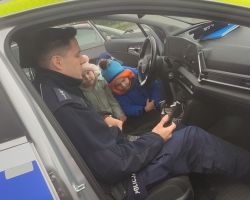 zdjęcia dzieci podczas spotkania z policjantem