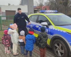 zdjęcia dzieci podczas spotkania z policjantem