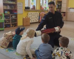 zdjęcia dzieci podczas spotkania z policjantem