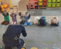 zdjęcia dzieci podczas spotkania z policjantem