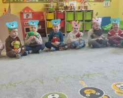 zdjęcia dzieci podczas obchodów dnia pluszowego misia