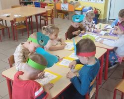 zdjęcia dzieci podczas obchodów dnia pluszowego misia