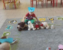 zdjęcia dzieci podczas obchodów dnia pluszowego misia