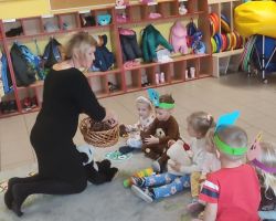 zdjęcia dzieci podczas obchodów dnia pluszowego misia