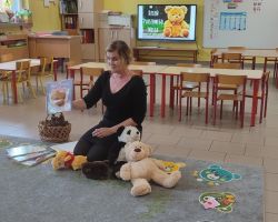 zdjęcia dzieci podczas obchodów dnia pluszowego misia