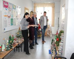 zdjęcia przestawiające wybór prac konkursowych przez jury