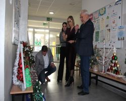 zdjęcia przestawiające wybór prac konkursowych przez jury