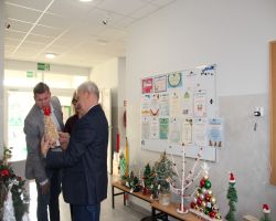 zdjęcia przestawiające wybór prac konkursowych przez jury