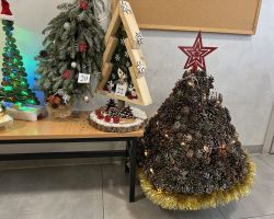 zdjęcia pokazujące prace konkursowe - świąteczne drzewka