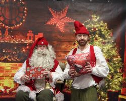 dzieci i dorośli podczas spotkania ze świętym Mikołajem i Elfem