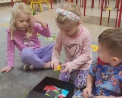 dzieci podczas zabaw i wróżb andrzejkowych