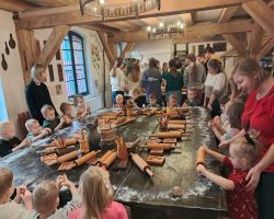 dzieci podczas warsztatów piernikarski w Muzeum Piernika
