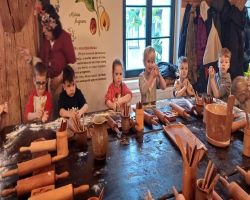 dzieci podczas warsztatów piernikarski w Muzeum Piernika