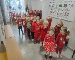 dzieci podczas spotkania ze Świętym Mikołajem