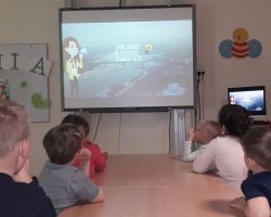 dzieci obchodzące dzień ziemi