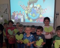 dzieci obchodzące dzień ziemi