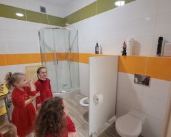 dzieci obserwujące psikusy elfa
