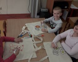 dzieci obchodzące dzień ziemi