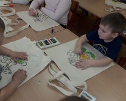 dzieci obchodzące dzień ziemi