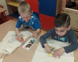 dzieci obchodzące dzień ziemi