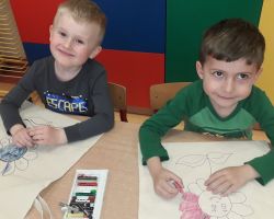 dzieci obchodzące dzień ziemi