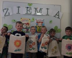 dzieci obchodzące dzień ziemi