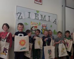 dzieci obchodzące dzień ziemi