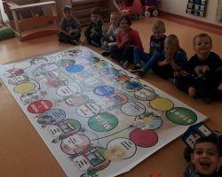 dzieci obchodzące dzień ziemi