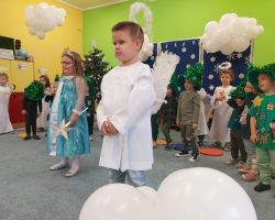 dzieci podczas świątecznego przedstawienia