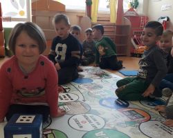 dzieci obchodzące dzień ziemi