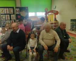 dzieci oraz babcie i dziadkowie podczas obchodów Dnia babci i dziadka