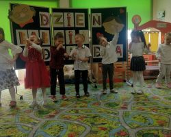 dzieci oraz babcie i dziadkowie podczas obchodów Dnia babci i dziadka