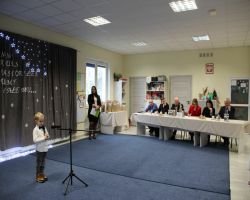 dzieci śpiewający kolędy i pastorałki podczas konkursu